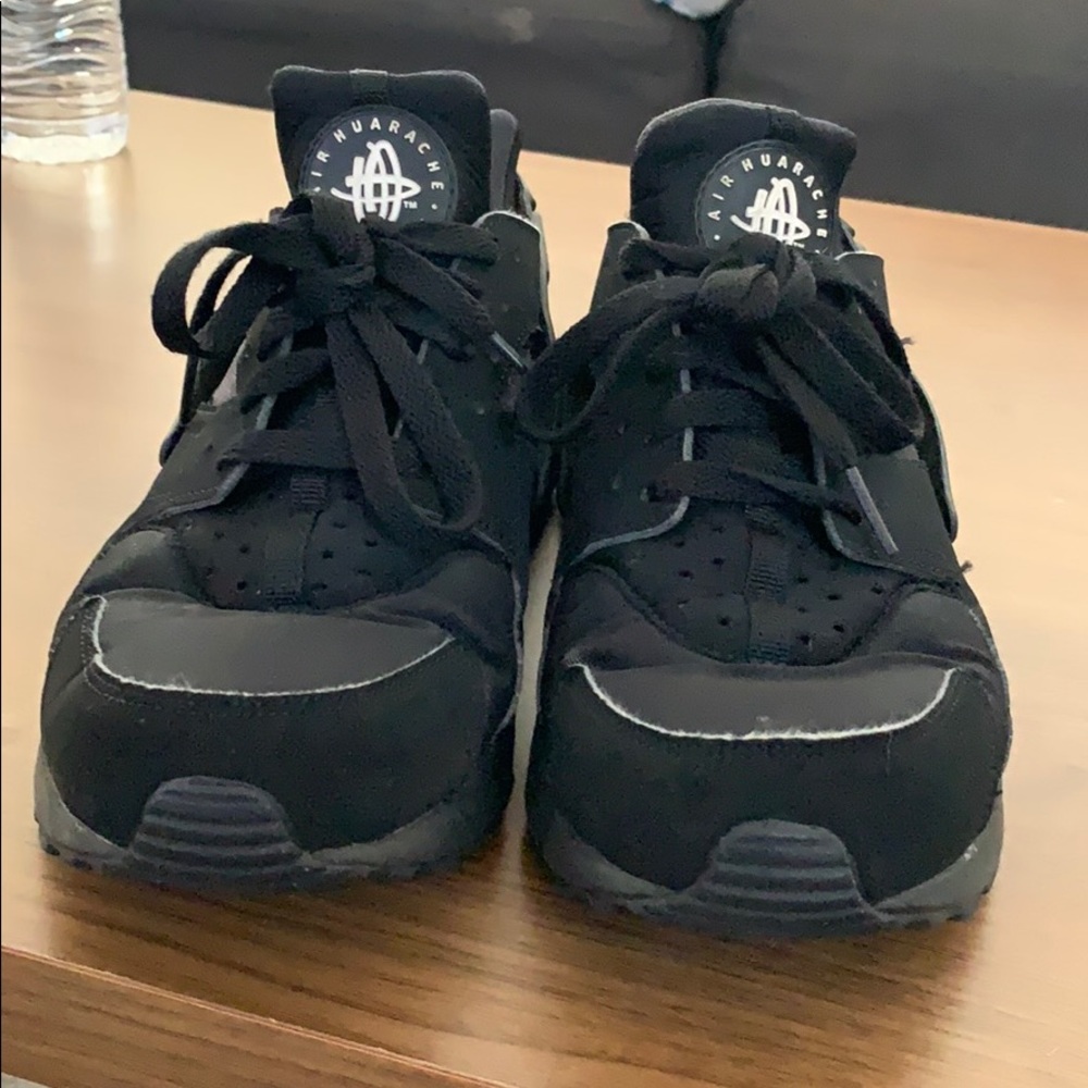 Black huaraches Nike